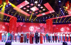 “2024中国华服春晚在京璀璨绽放，第三届盛会圆满成功”